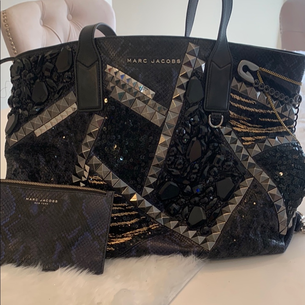 MARC JACOBS SNAKE EMBOSSED BLACK LEATHER WINGMAN HANDBAG. LIMITED EDITION